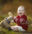 Familienfotografie Bayern: Baby sitzend mit Plüschhase