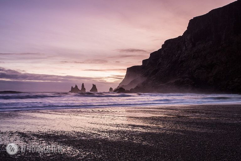 Vík í Mýrdal (Island) im Sonnenuntergang