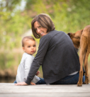 Familienfotografie Bayern: Mutter mit Kind und Hund am Weiher