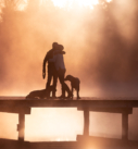 Familienfotografie Bayern: Paar mit Hunden auf Steg am See