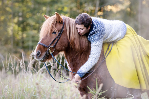 Reiterin und Islandpferd im Wald bei München