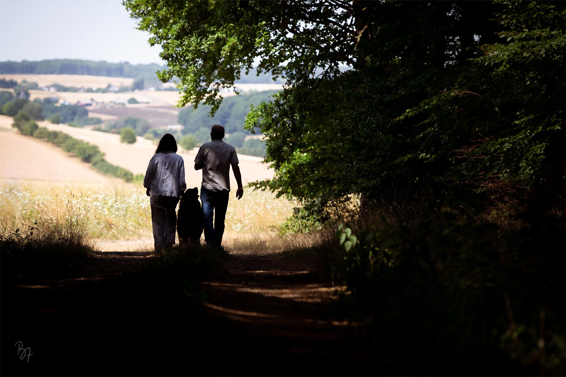 Hundefotografie-Tour: Paar mit Hund am Waldrand