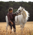 Pferdefotografie: Frau mit Camarguepferd im Morgenlicht