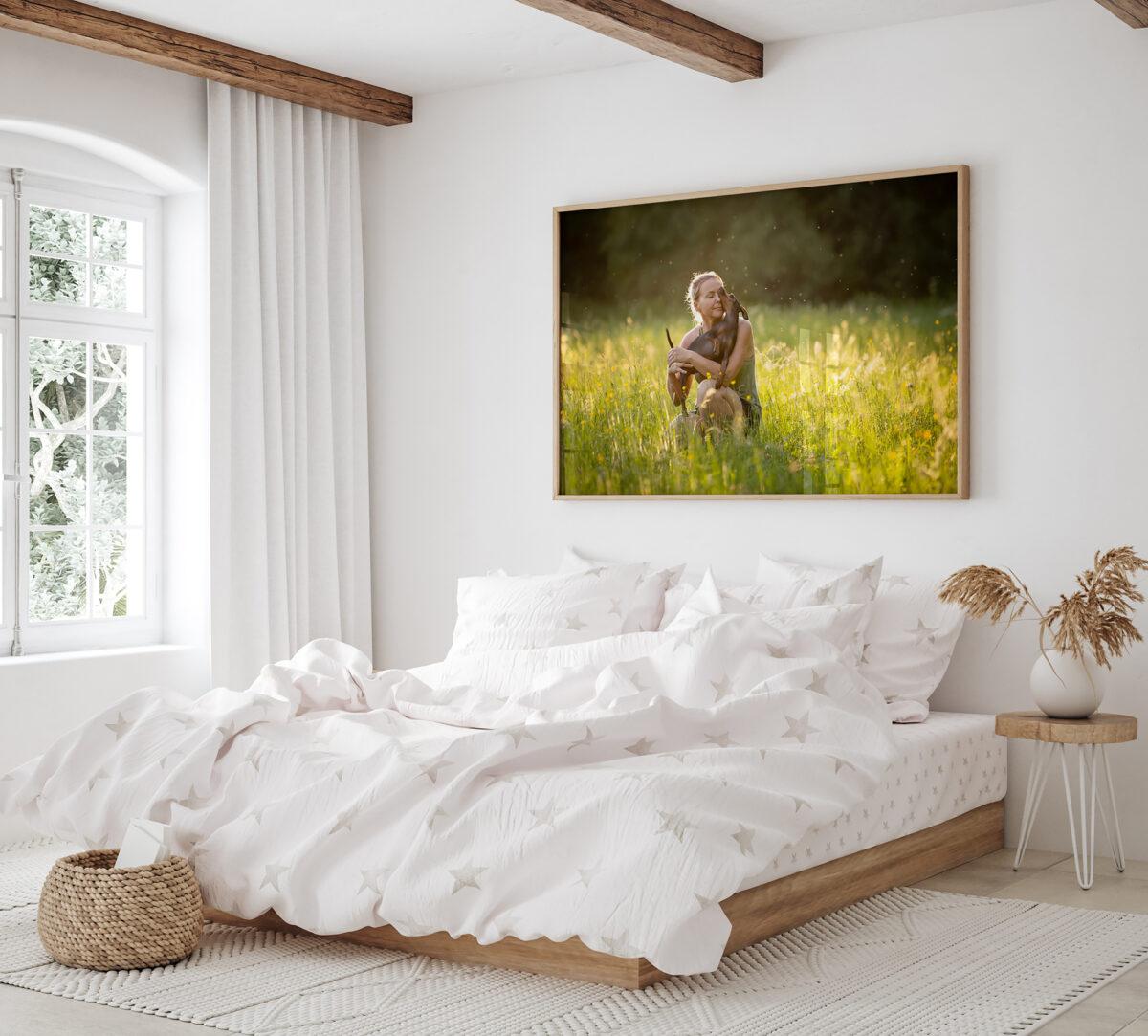 Großes Wandbild von Frau mit Hund in einem Schlafzimmer