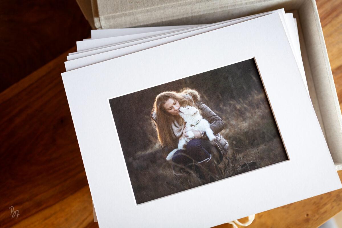 FineArt-Foliobox von einer Silbernasen-Fotosession mit Hund