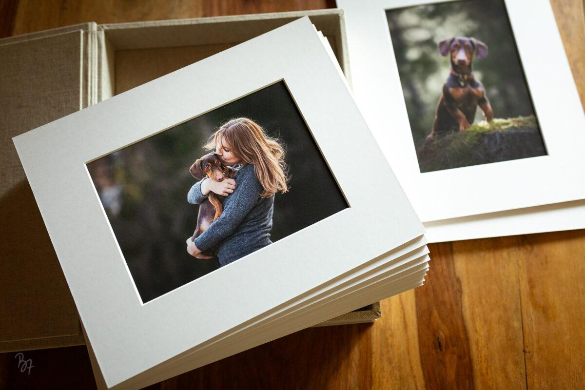 fineart-hundefotografie-foliobox-dackel-umarmung
