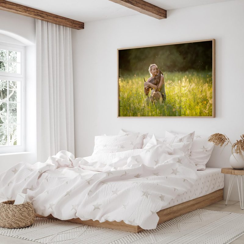 Großes Wandbild von Frau mit Hund in einem Schlafzimmer